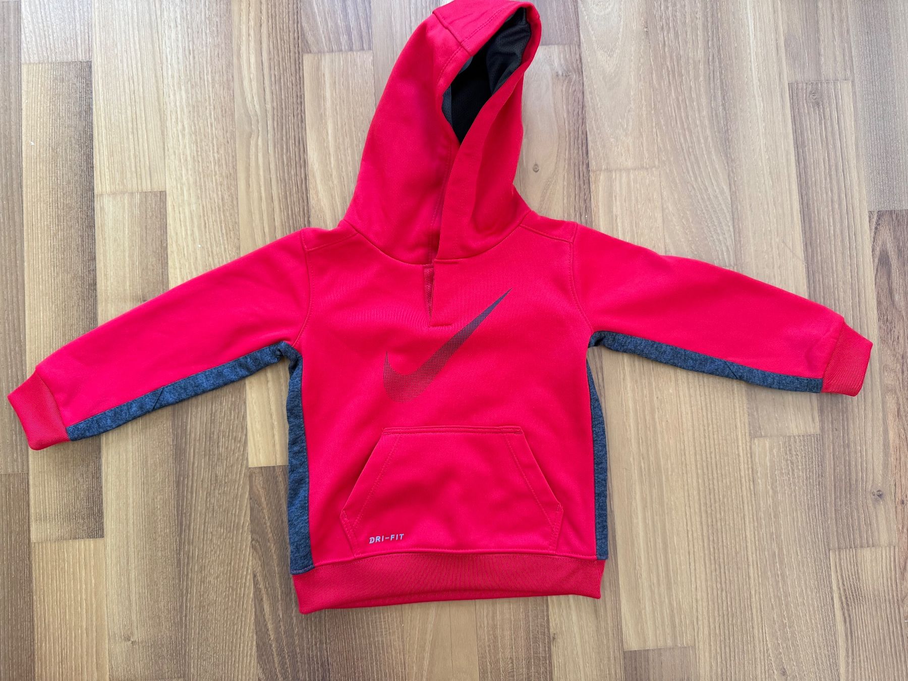 Nike Maglioni & Felpe: Nike Kapuzenpullover rot grau Grösse 86-92 – Usato da Buchs SG venduto da VintageHomeCH