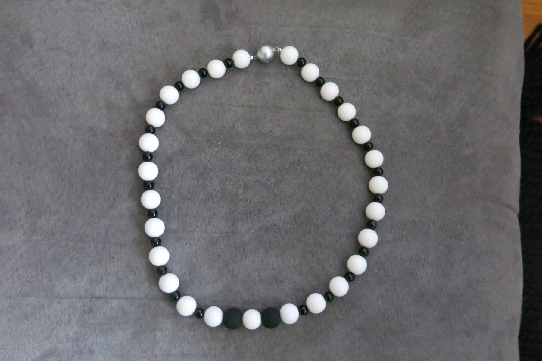 Catenine: Modeschmuck / Halskette schwarz/weiss ca 40cm – Usato da Schaffhausen venduto da Espressoo7