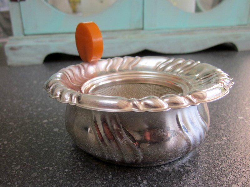 Küchengeräte: Teesieb 2-Teilig, Schale Teesieb mit Bakelitgriff – Gebraucht aus Bischofszell von raika 2