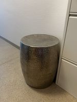 Hocker silberfarben gehämmert Metall ca. H45cm D35cm