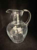 Glaskrug mit Henkel und Rillenmuster gebraucht mit Kratzern 