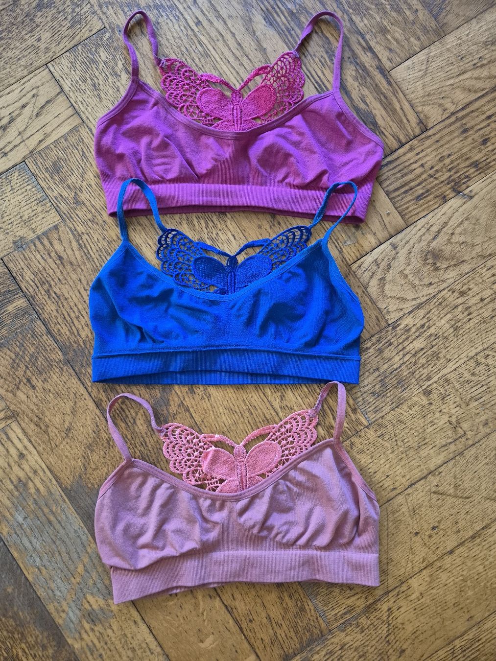 Sonstige Unterwäsche: Lot de 3 brassières papillon taille S – Gebraucht aus Yverdon-les-Bains von somiou