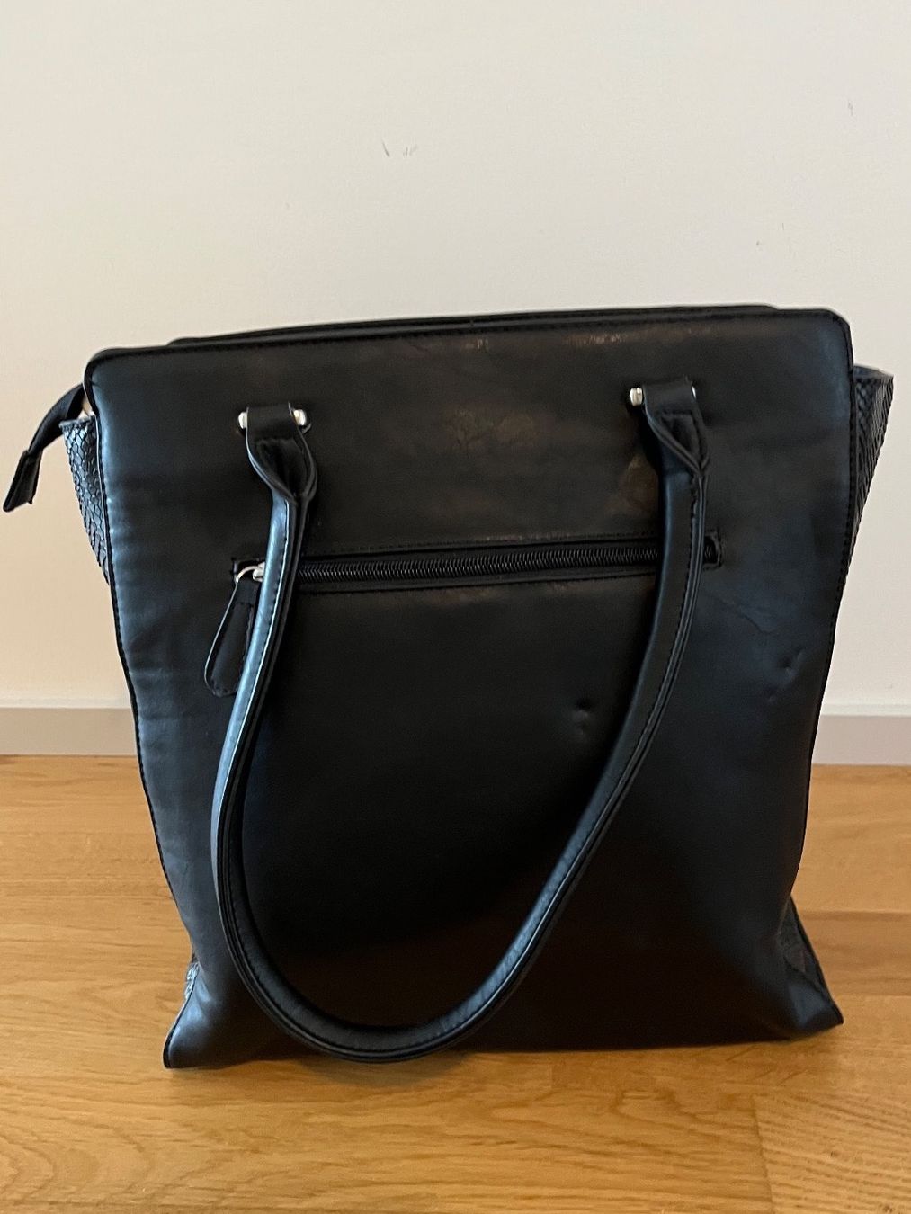 Taschen für Damen: Schwarze Frauenhandtasche – Gebraucht aus Zürich von Bora_0506 2