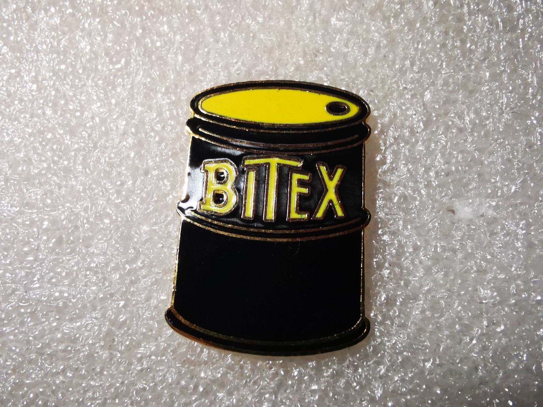 Placchette & Badge: Ansteckpin 9: Bitex – Usato da Oppligen venduto da Pin-Fall-Shop