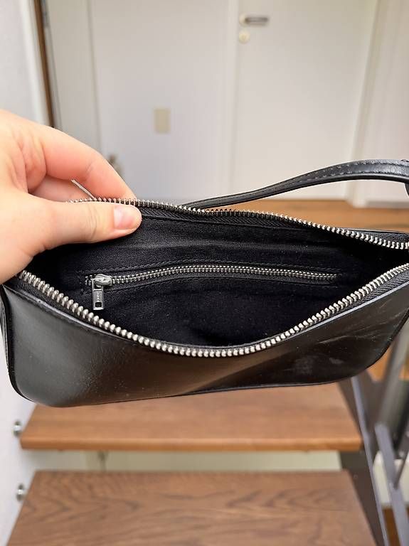 Taschen für Damen: Schwarze Brandy Melville Schultertasche – Gebraucht aus Neuenegg von sina.lndr 1