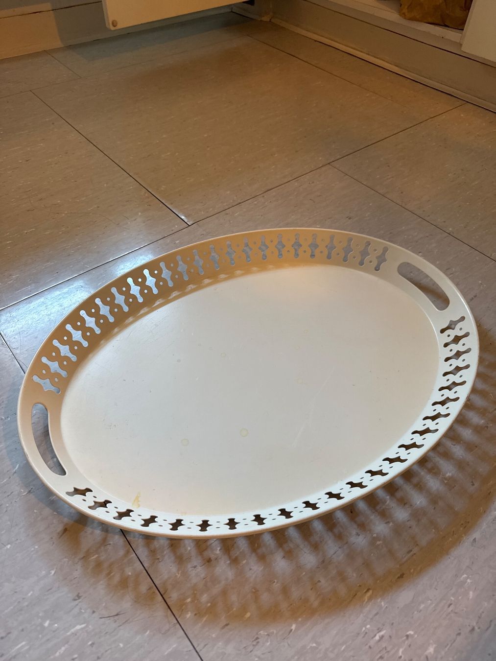 Ikea Servierplatten: Serviertablett oval weiss mit Lochmuster Rand – Gebraucht aus Zürich von sofiaalpac