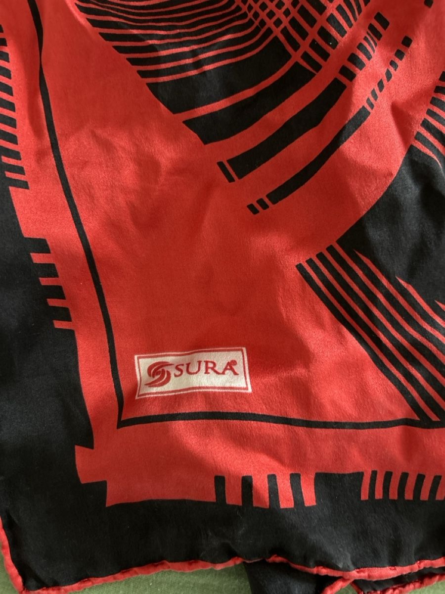 Foulard & Sciarpe: Stylisches Seidentuch Rot Schwarz Grafikmuster – Usato da Siebnen venduto da schnell05 2