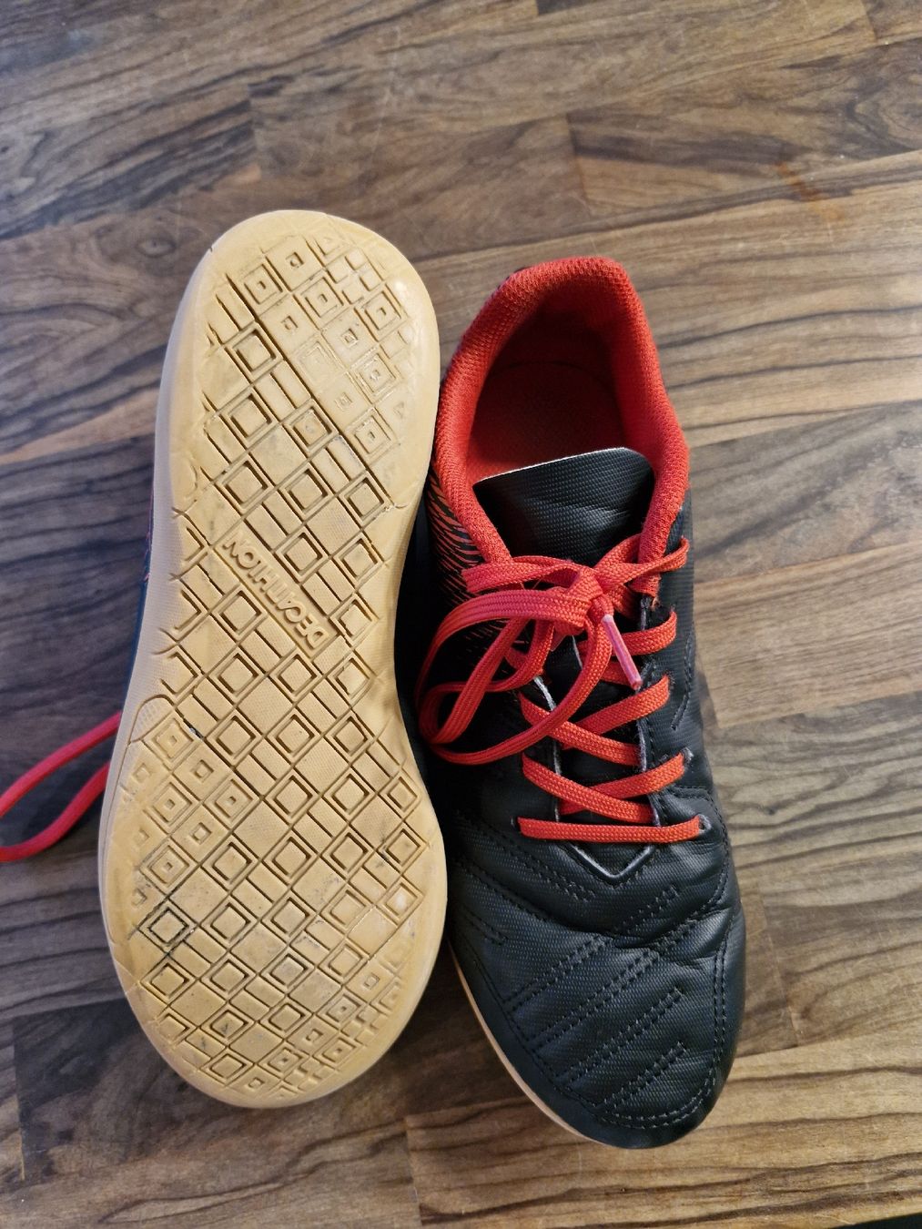 Decathlon Scarpe per ragazzi: Fussball/Hallenschuhe gr. 38 – Usato da Biberist venduto da Bonduelle
