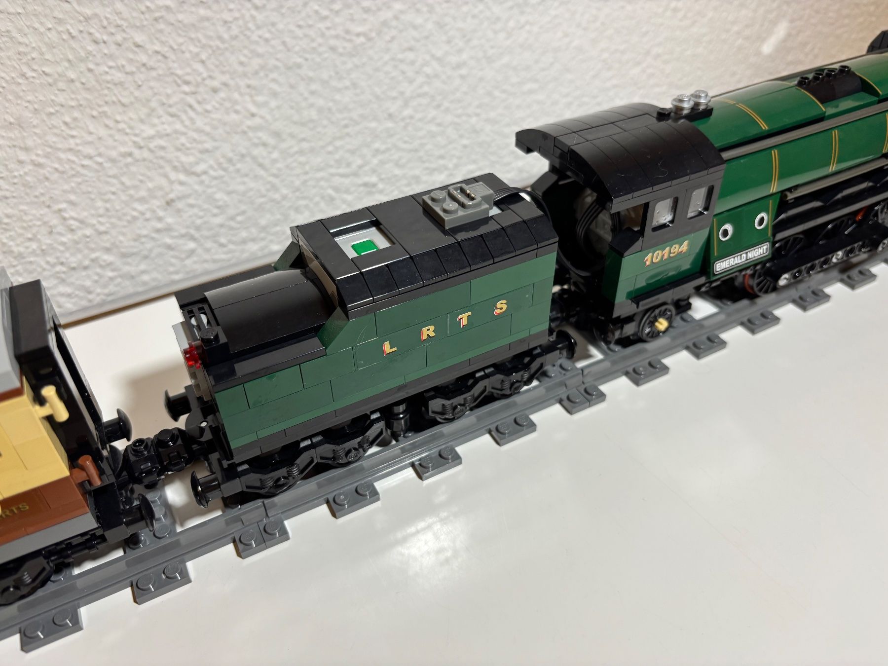 Lego Kit di costruzioni: Lego 10194 Emerald Night Zug Top – Nuovo (secondo la descrizione) da Esslingen venduto da Slane 3