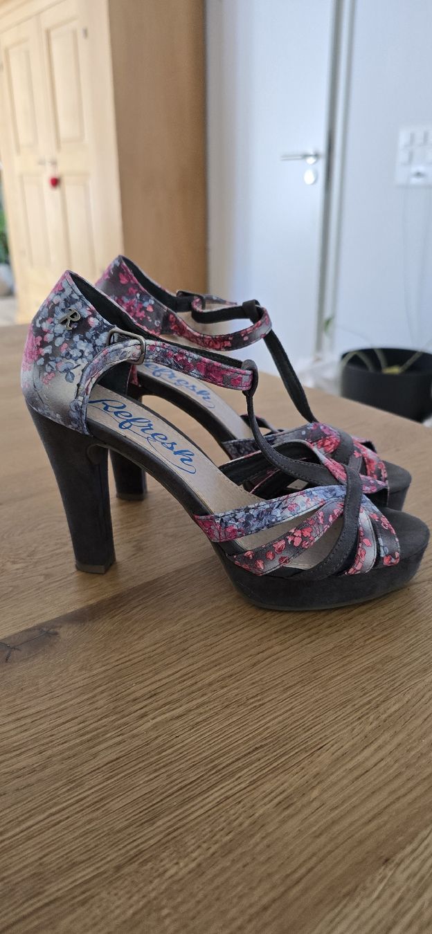 Scarpe da donna: Sandaletten Refresh mit Blumenmuster Grösse 37 gebraucht – Usato da Büsserach venduto da nic_wt7w 1