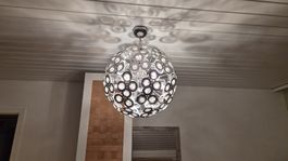 LOT 2 pièces: Lustres sphérique chromé et lampe sur pied.