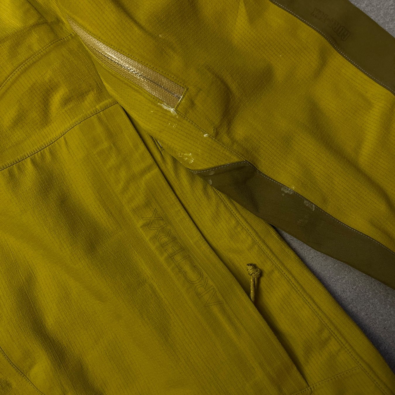 Jacken: 2000s Arc'Teryx Vintage Hardshell Jacket – Gebraucht aus Bern von shoprestoredvintage 1