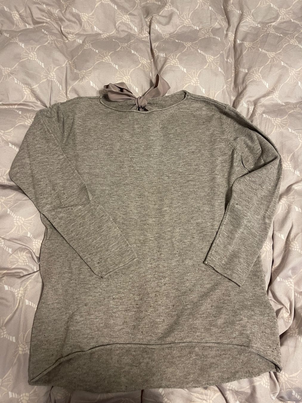 Pullover & Sweatshirts: Pullover mit Schleife aus Italien – Gebraucht aus Winterthur von Milan340