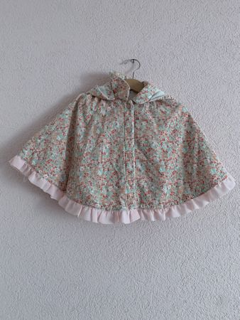 Babyumhang, mit Fleece gefüttert. Abnehmbare Kapuze.