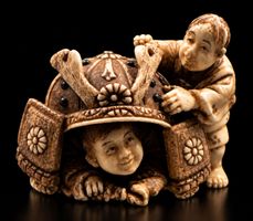 Netsuke  – enfant avec kabuto