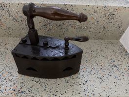 Antike Bugeleisen Gusseisen mit Holzgriff Dekoration