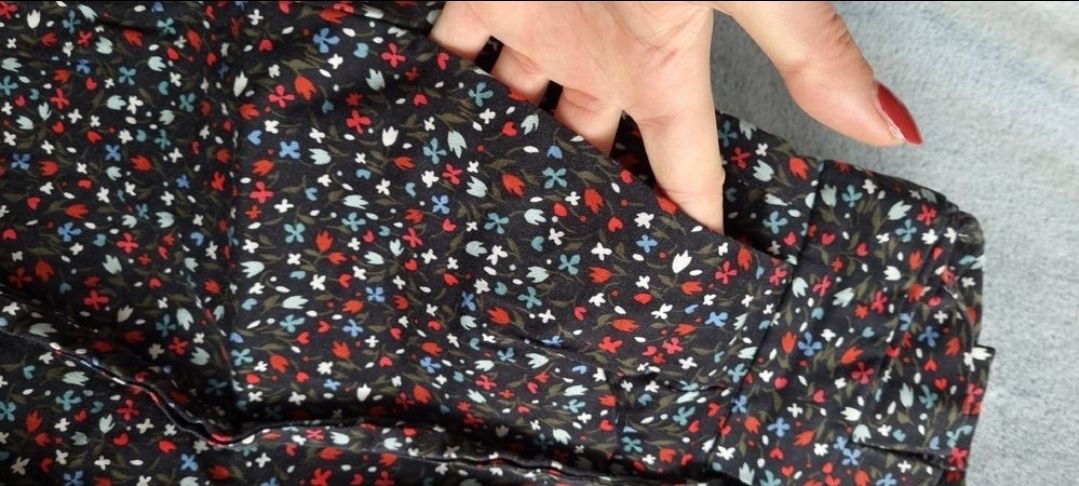 Zara Pantaloni: Zara Basic Hose mit Blumenmuster, Grösse xs – Usato da St Gallen venduto da vir_5kgt 4