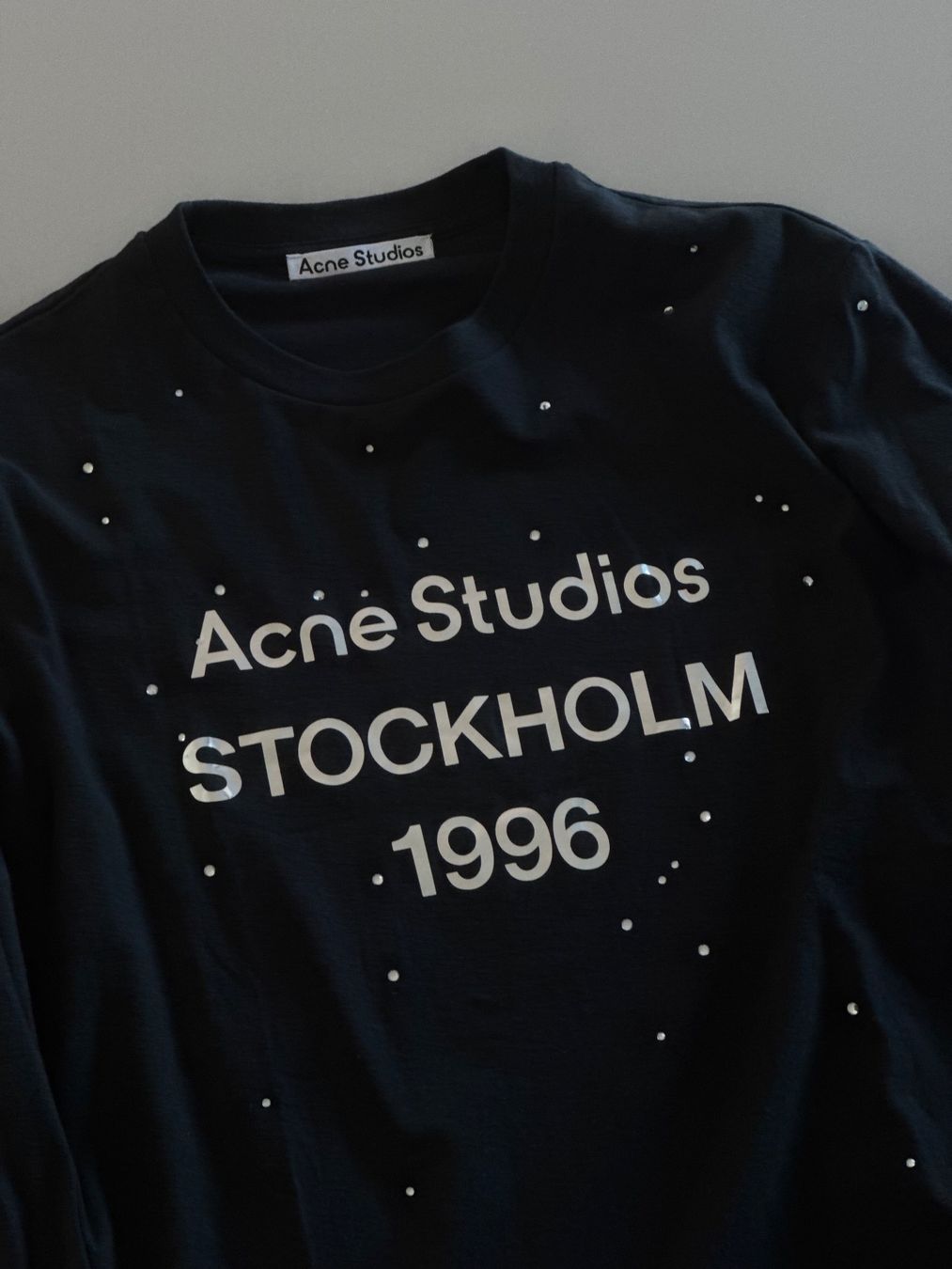 Acne Studios T-shirt: Acne Studios 1996 Edden Rhinestone Longsleeve Tshirt – Nuovo (secondo la descrizione) da Origlio venduto da sto_2pxf 1