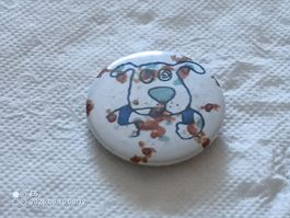 Pin mit Hund