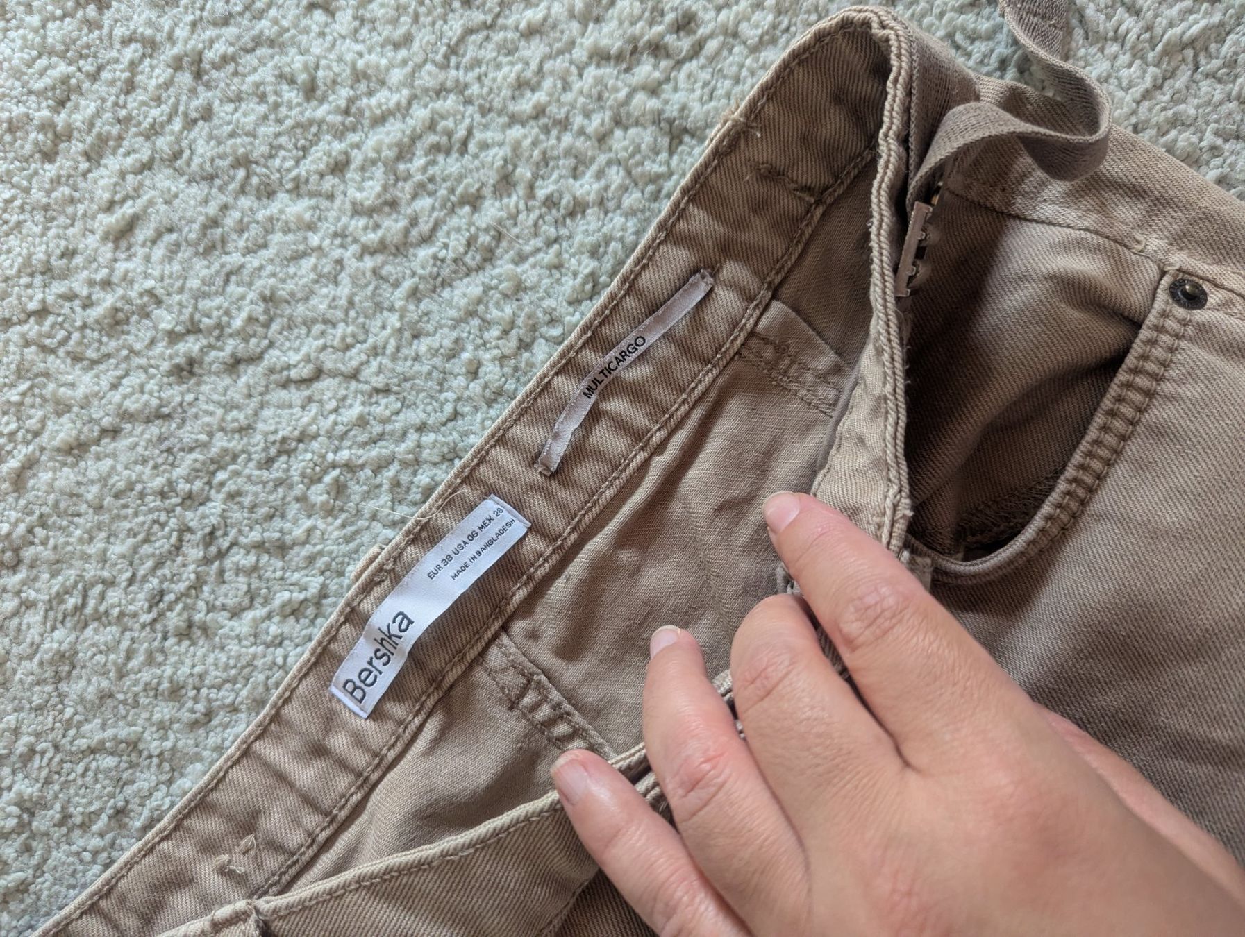 Bershka Pantaloni: Bershka Cargo Jeans Beige, Gr. 38 – Usato da Zollikon venduto da Mikifare 2