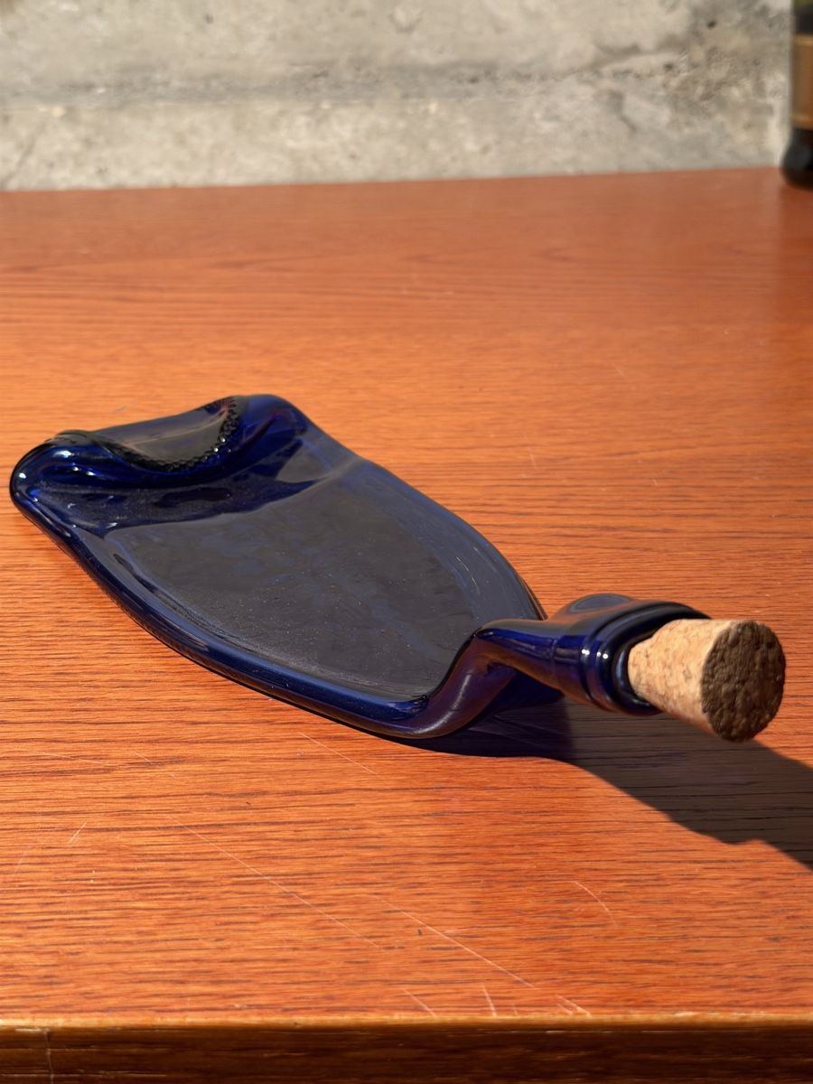 Bicchieri: Unique Flattened Blue Glass Bottle With Cork - Decor – Usato da Lausanne venduto da vas_mbk2 1