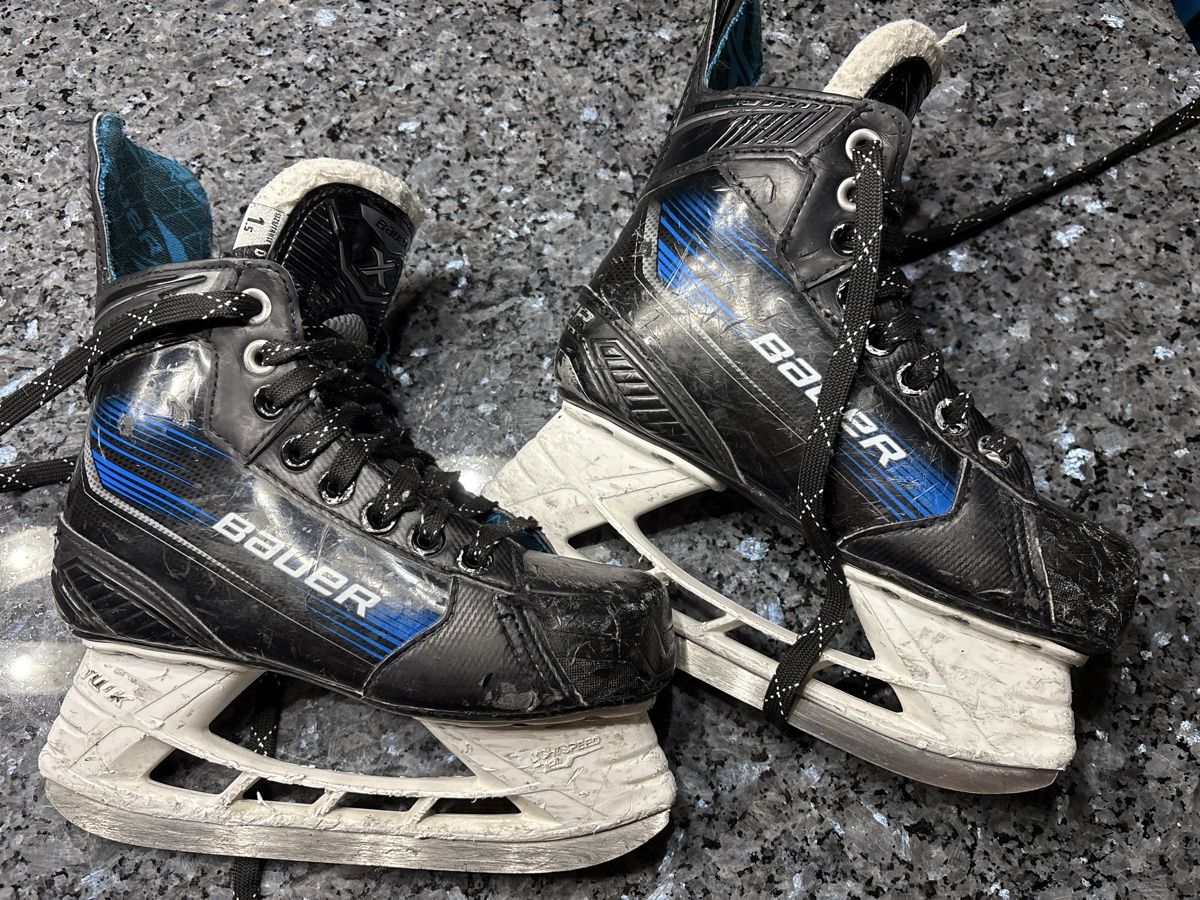 Bauer Pattini da ghiaccio: Eishockeyschlittschuhe Bauer Grösse 1.5 – Usato da Niederglatt ZH venduto da CorinneW32
