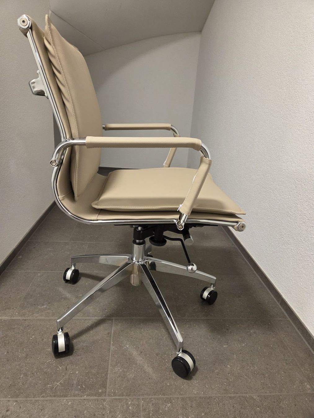 Livique Stühle: Bürostuhl Lederoptik Creme mit Rollen – Neu (gemäss Beschreibung) aus Untersiggenthal von Griblo 1