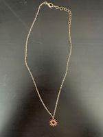 Collier fin doré avec petit pendentif soleil