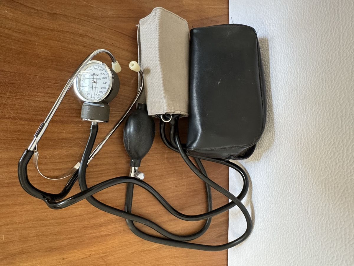 Omron Medizinische Geräte: Blutdruckmessgerät Omron Sphygmomanometer mit Stethoskop – Gebraucht aus Zürich von Nobs1 8