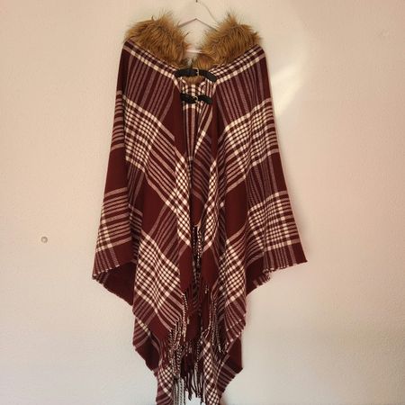 Poncho rot-weiss kariert mit Fellkragen