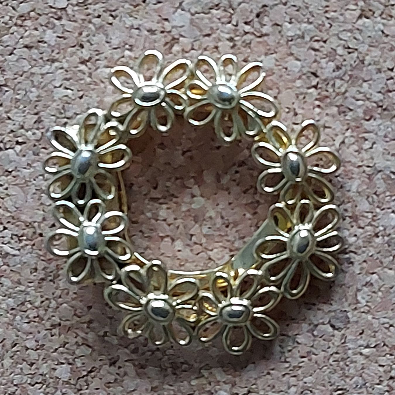 Broschen & Nadeln: Clip mit Blumenmotiv Modeschmuck – Gebraucht aus Zürich von sylc77