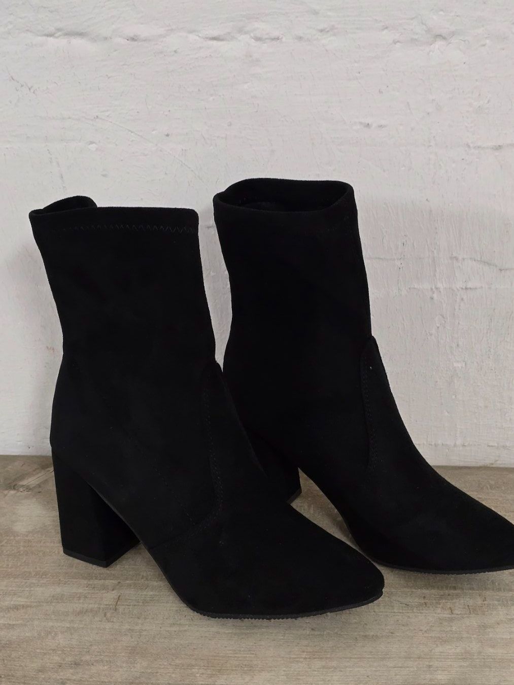 Scarpe da donna: Schwarze Ankle Boots - 38 - mit Blockabsatz – Nuovo (secondo la descrizione) da Thalwil venduto da VitaMini 1
