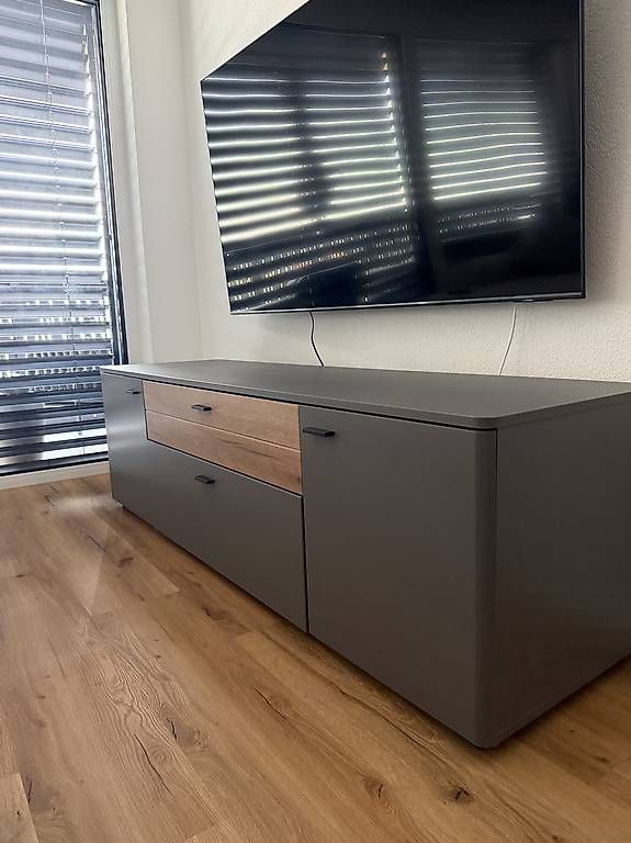 Meubles TV: Modernes Sideboard in Anthrazit mit Holzoptik  neuwertig – D'occasion à Visp par leh_5dwb