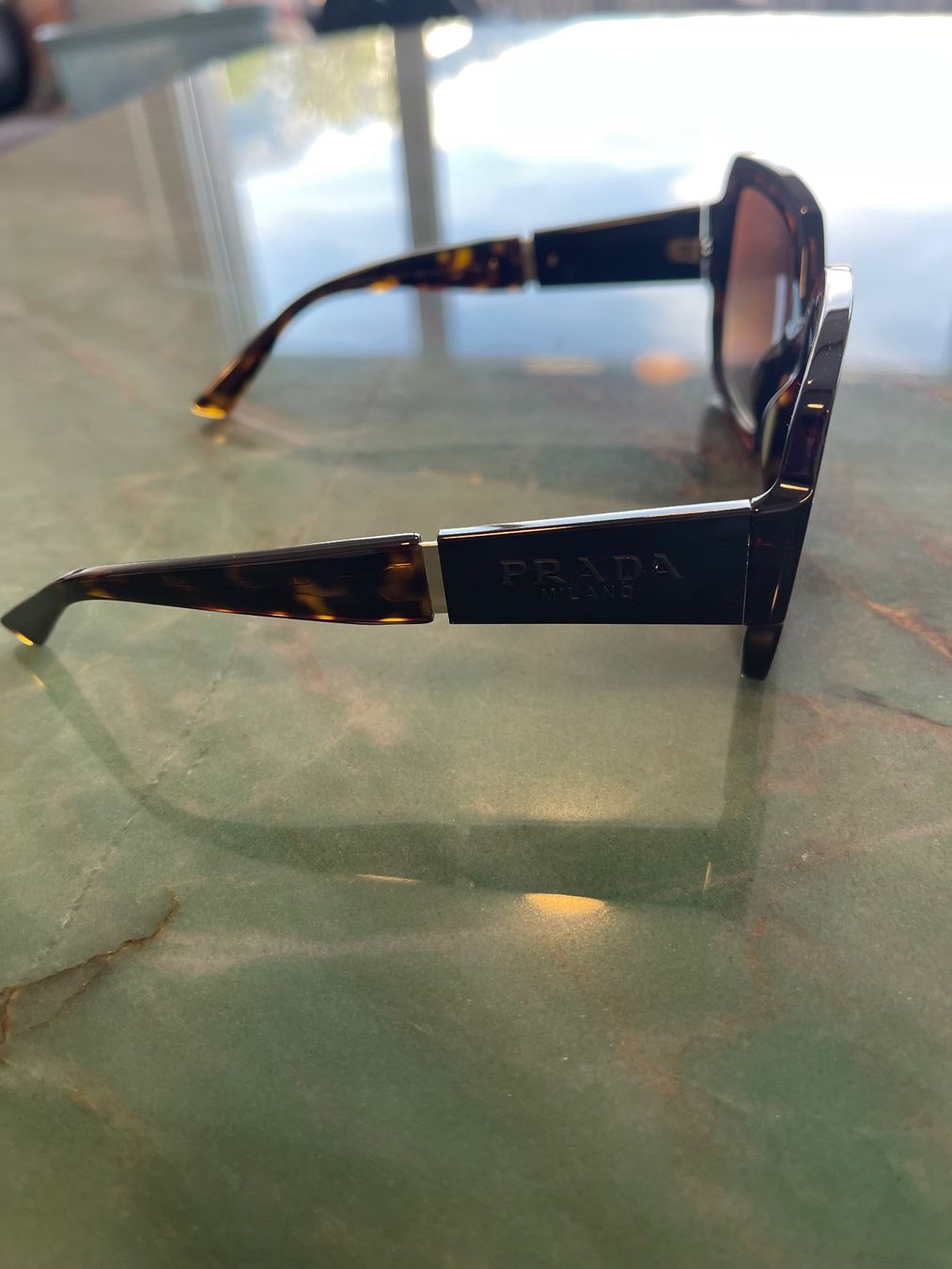 Prada Brillen & Gläser: Klassische Damen Sonnenbrille von Prada – Gebraucht aus Zizers von sarah_1987 4