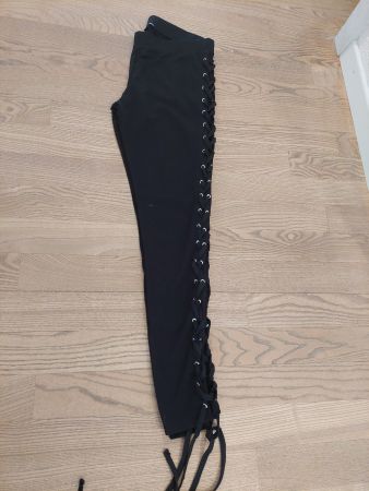 Leggings mit schnürung auf den beiden Seiten