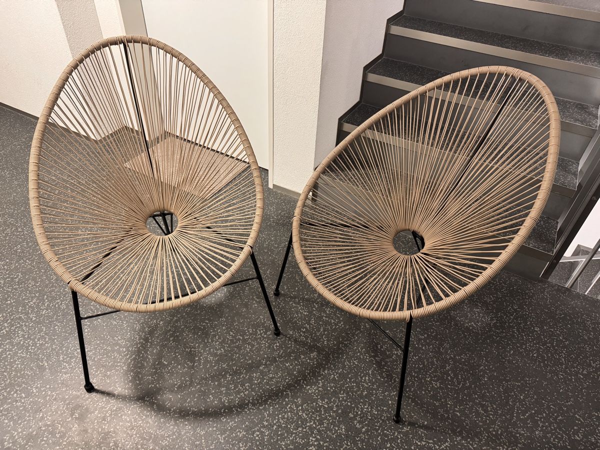 Stühle: Zwei Drahtstühle – Gebraucht aus Luzern von Neonpigeon