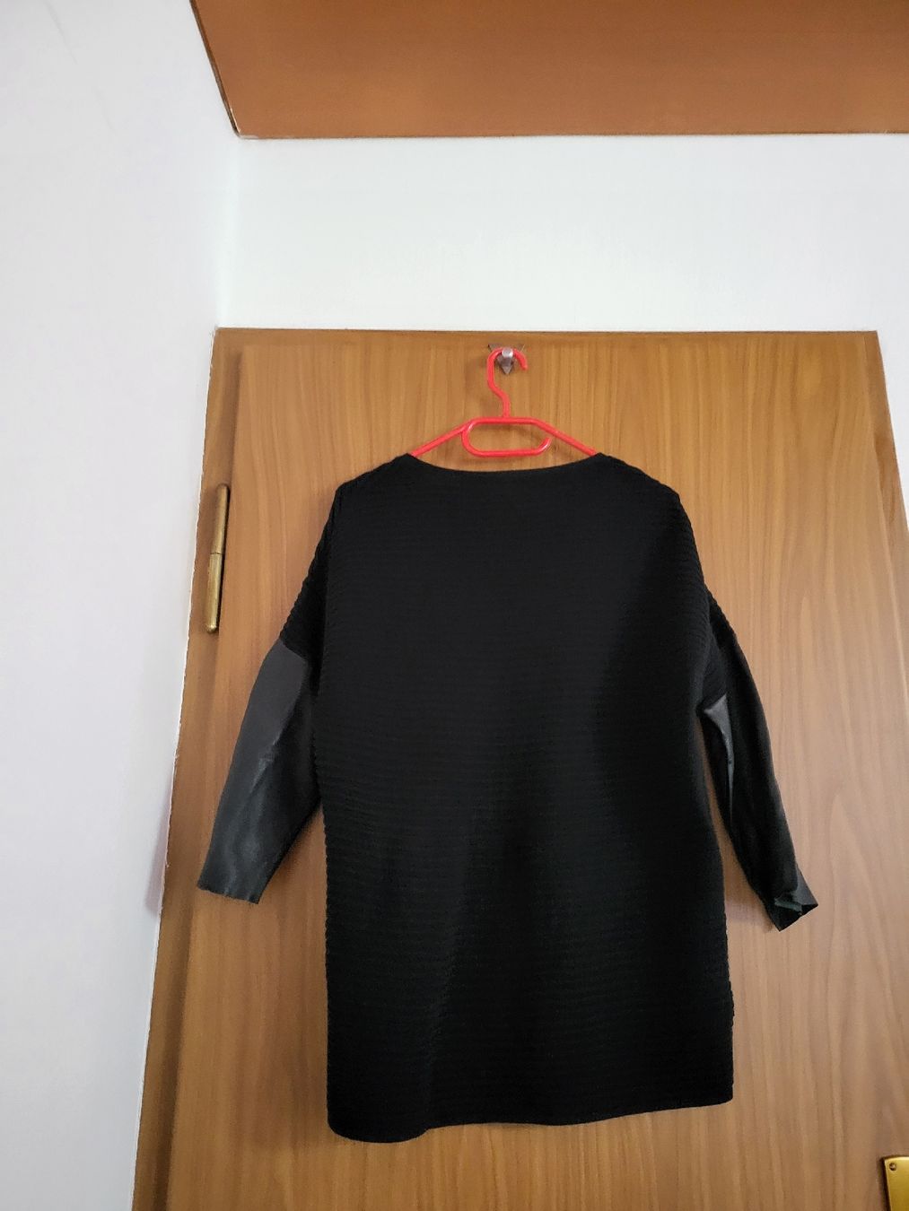 Sandro Pullover & Sweatshirts: Pull Sandro noir manches cuir T 2 automne/hiver – Gebraucht aus Niedergösgen von Eva2410 1