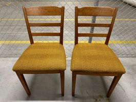zwei schöne alte Stühle Massivholz Akazie