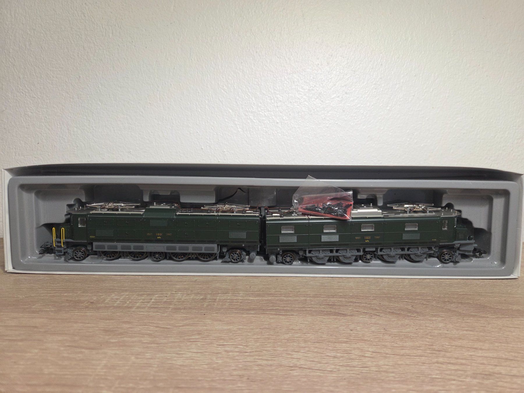 Trix Modellini di ferrovie: Trix E-Lok Serie Ae 8/14 SBB H0 – Usato da St-Aubin-Sauges venduto da Lo_Go 7