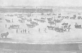 Glasdia Bau eines Riesenölbehälters, um 1900