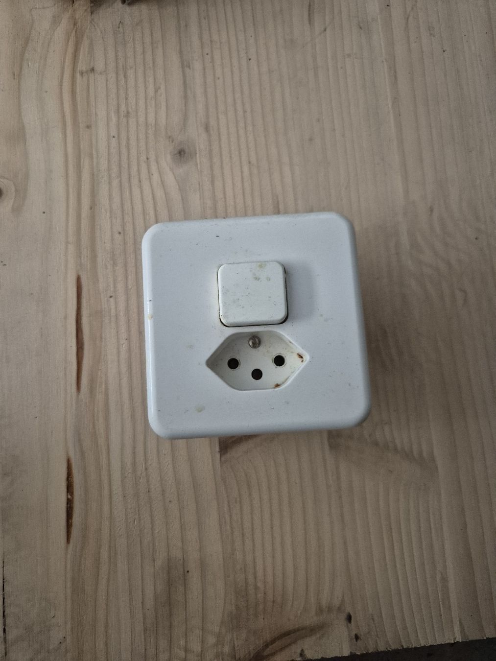 Stecker: Steckdose mit Schalter weiss gebraucht – Gebraucht aus Corsier-sur-Vevey von K-V-T