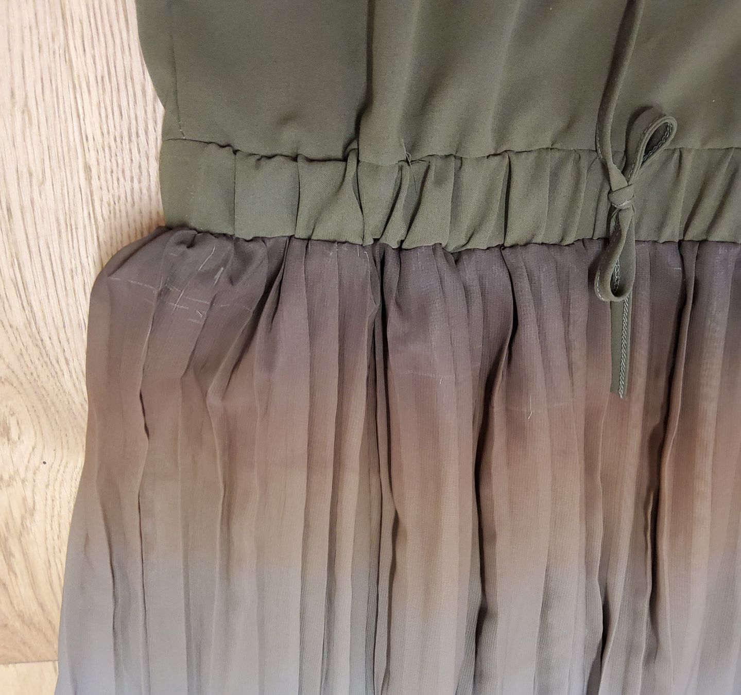 Robes: Plisseekleid mit Farbverlauf – D'occasion à Naters par 3904Naters 3