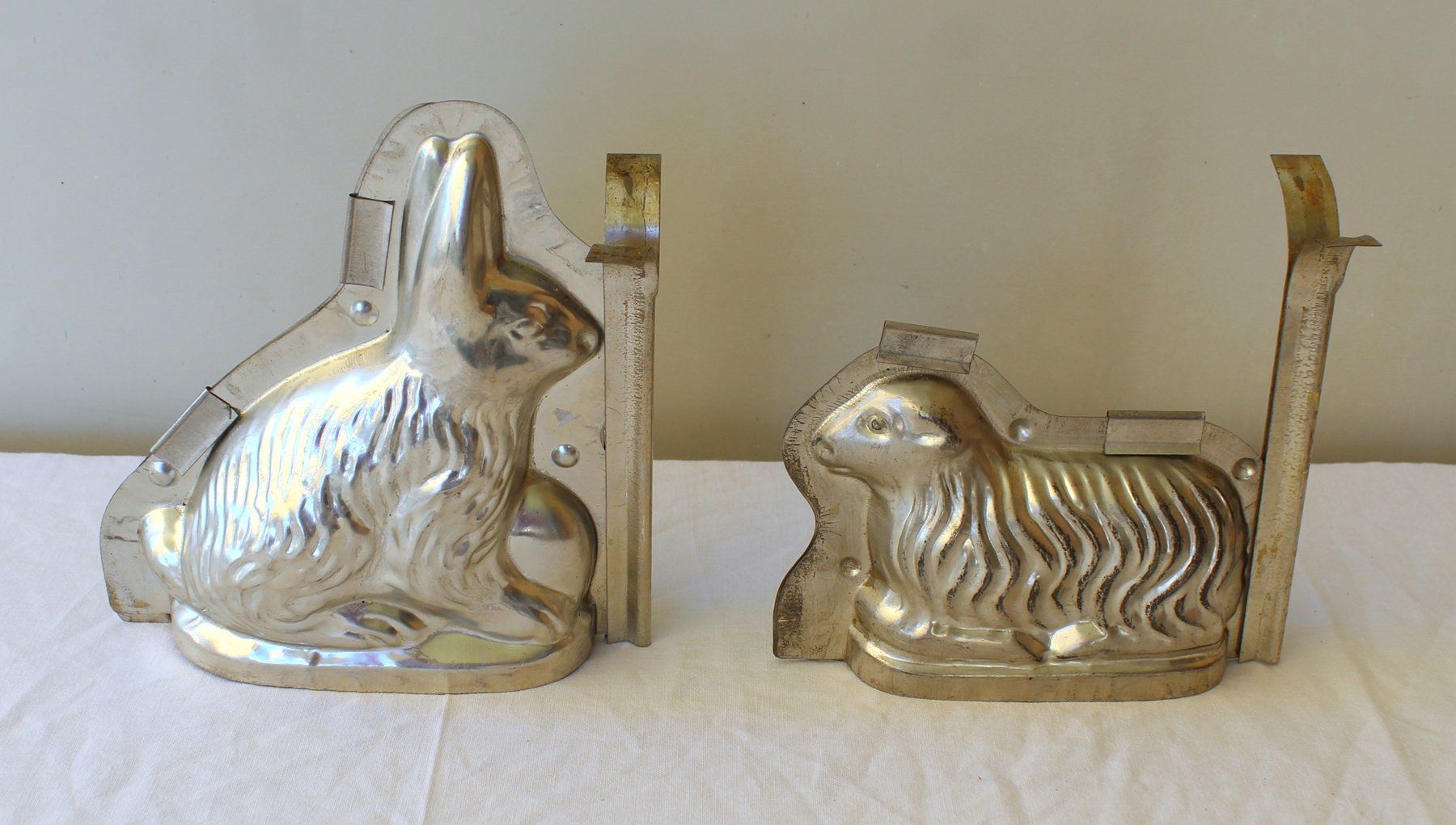 Teglie da forno: 2 Vintage Schokoladenform Giessform Backform Osterhase Lamm – Usato da Zürich venduto da Auctionata