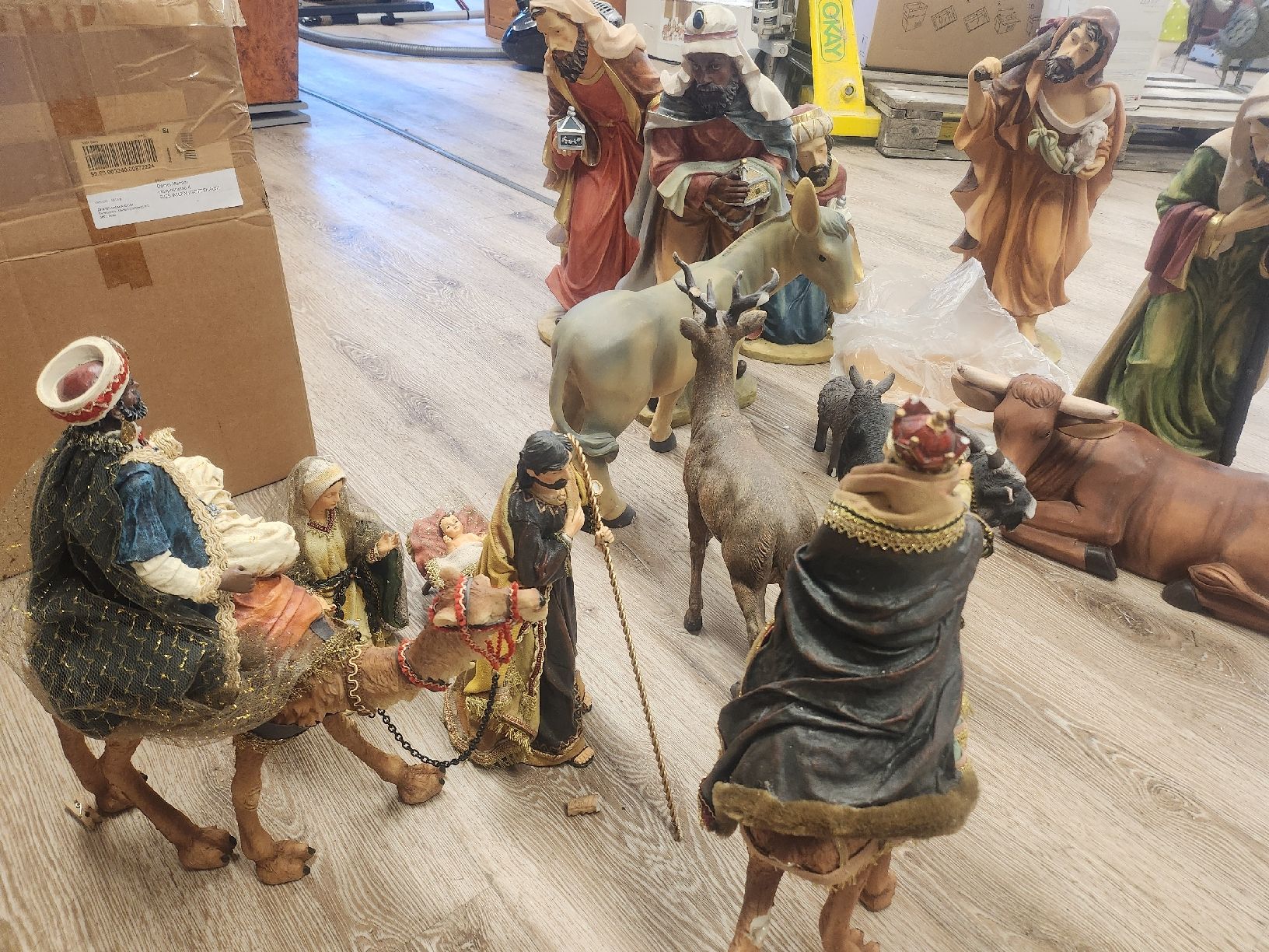 Tutte le decorazioni: Grosse Weihnachtskrippe mit Figuren und Tieren – Usato da Tuggen venduto da Zweitechanceboutique 9