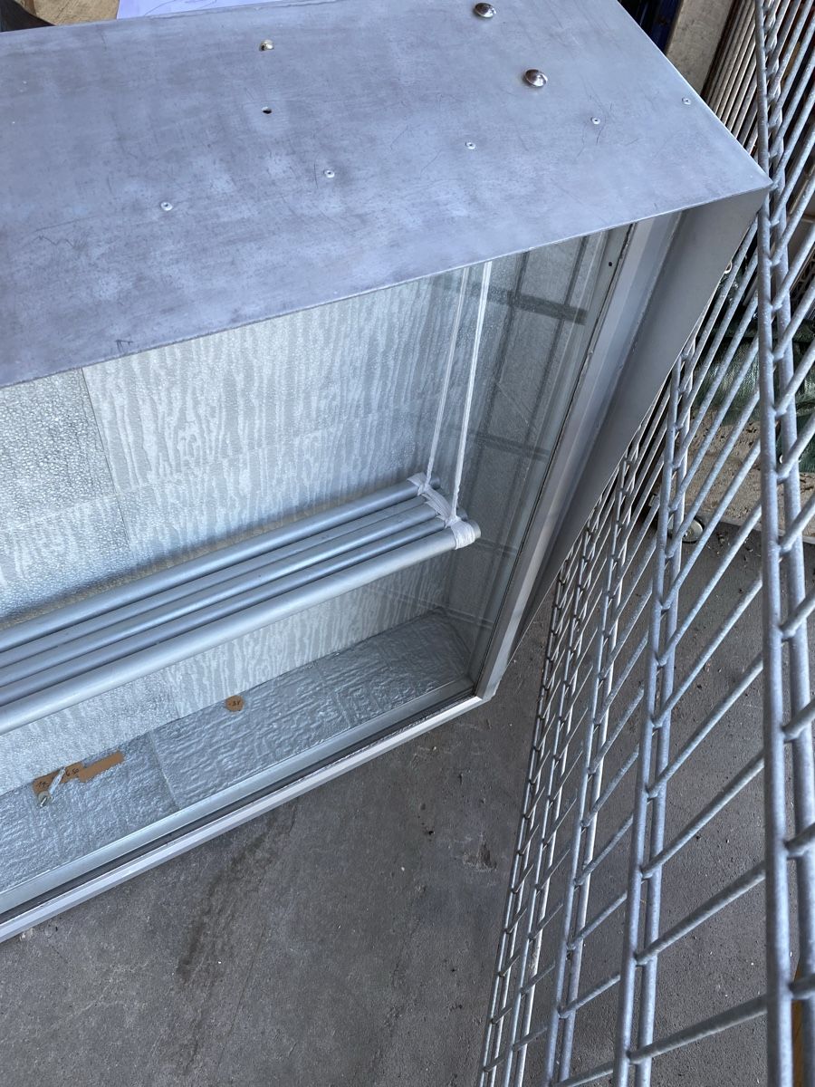 Vitrinen: Vitrinenkasten Metall, Glas – Gebraucht aus Glattbrugg von Pischte.Brockenhaus 4