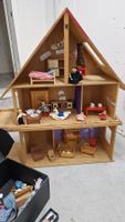 Puppenstube Bäbistube mit Möbeln und Figürchen