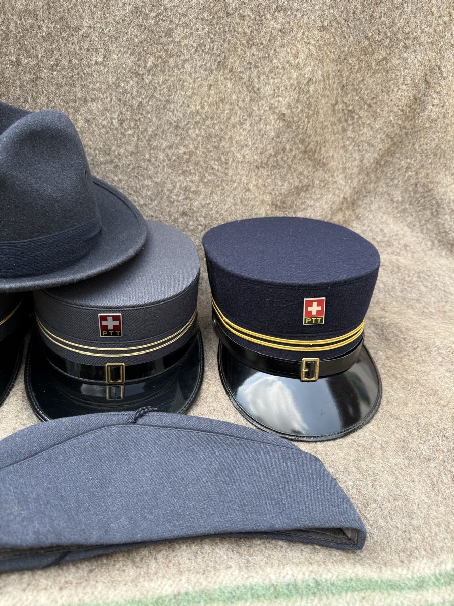 La Poste Uniformes: Lot couvre-chefs de la poste  – D'occasion à Fribourg par Ardoffel 2