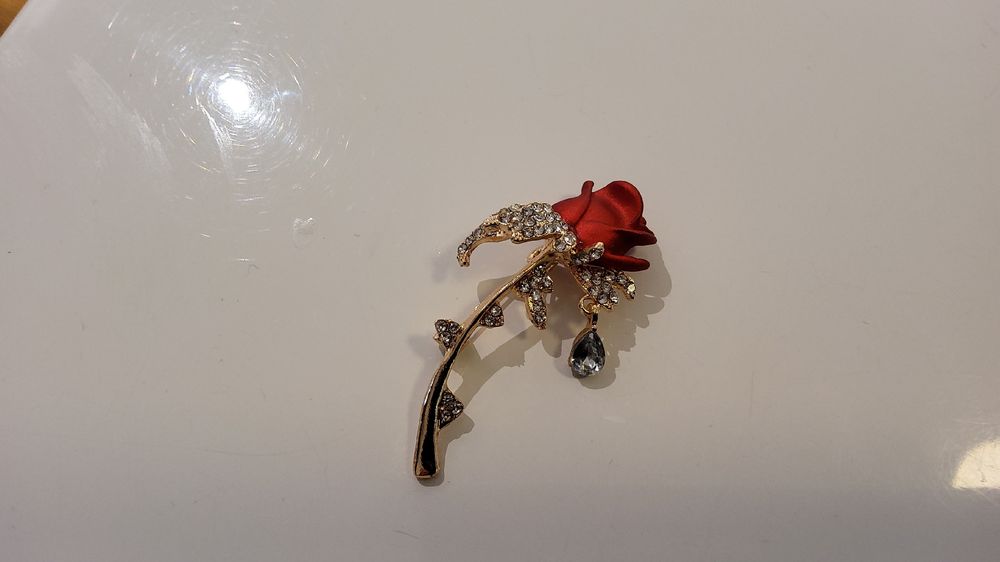 Rote Rose Brosche mit Strass Steinchen 🌹 (Neu (gemäss Beschreibung)) in ...
