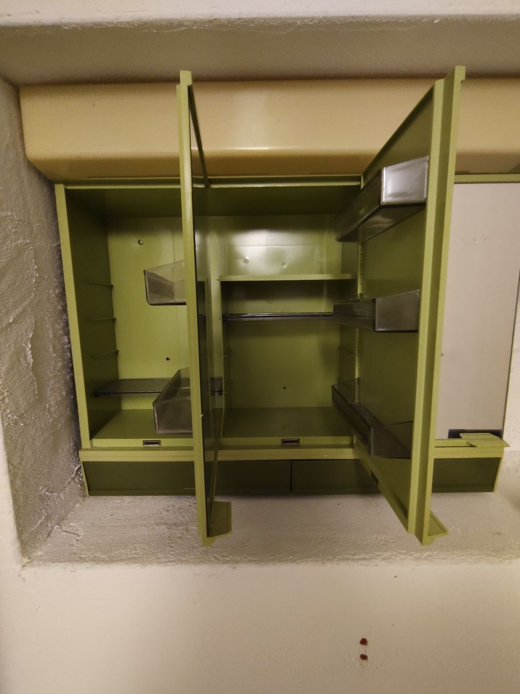 Armadietti a specchio: Antiker Spiegelschrank – Usato da Triengen venduto da RealX 2