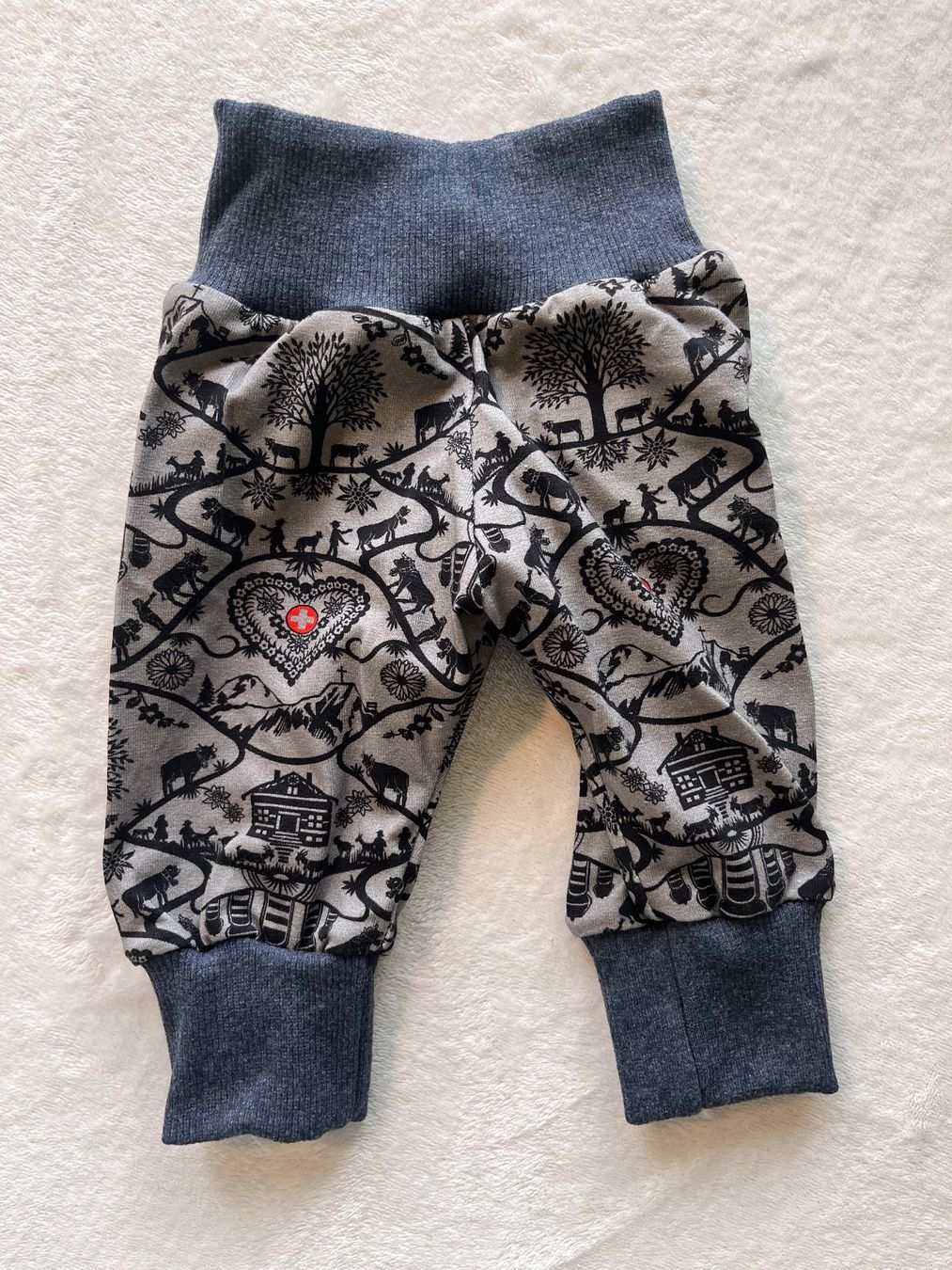 Pantaloni: 1 Kinderhose selbst genäht – Nuovo e nell'imballaggio originale da Büsserach venduto da bor_s88m
